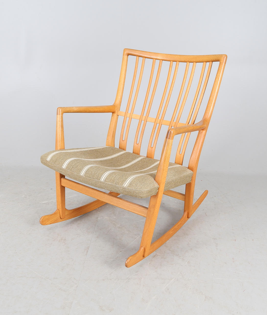 GUNGSTOL, ek, modell ML-33, Hans J Wegner för Mikael Laursen, Århus, Danmark, 1900-tal.