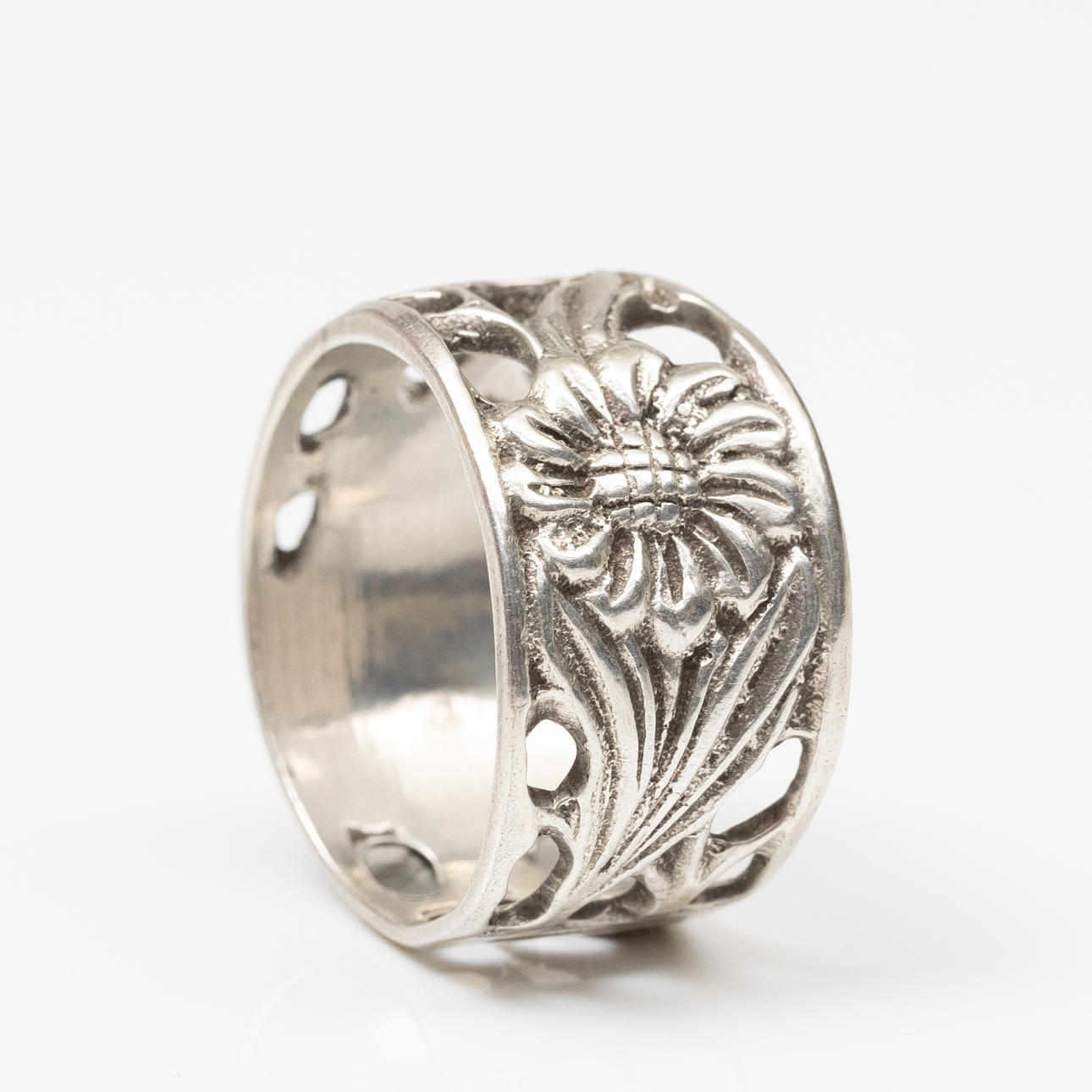 RING in silver.