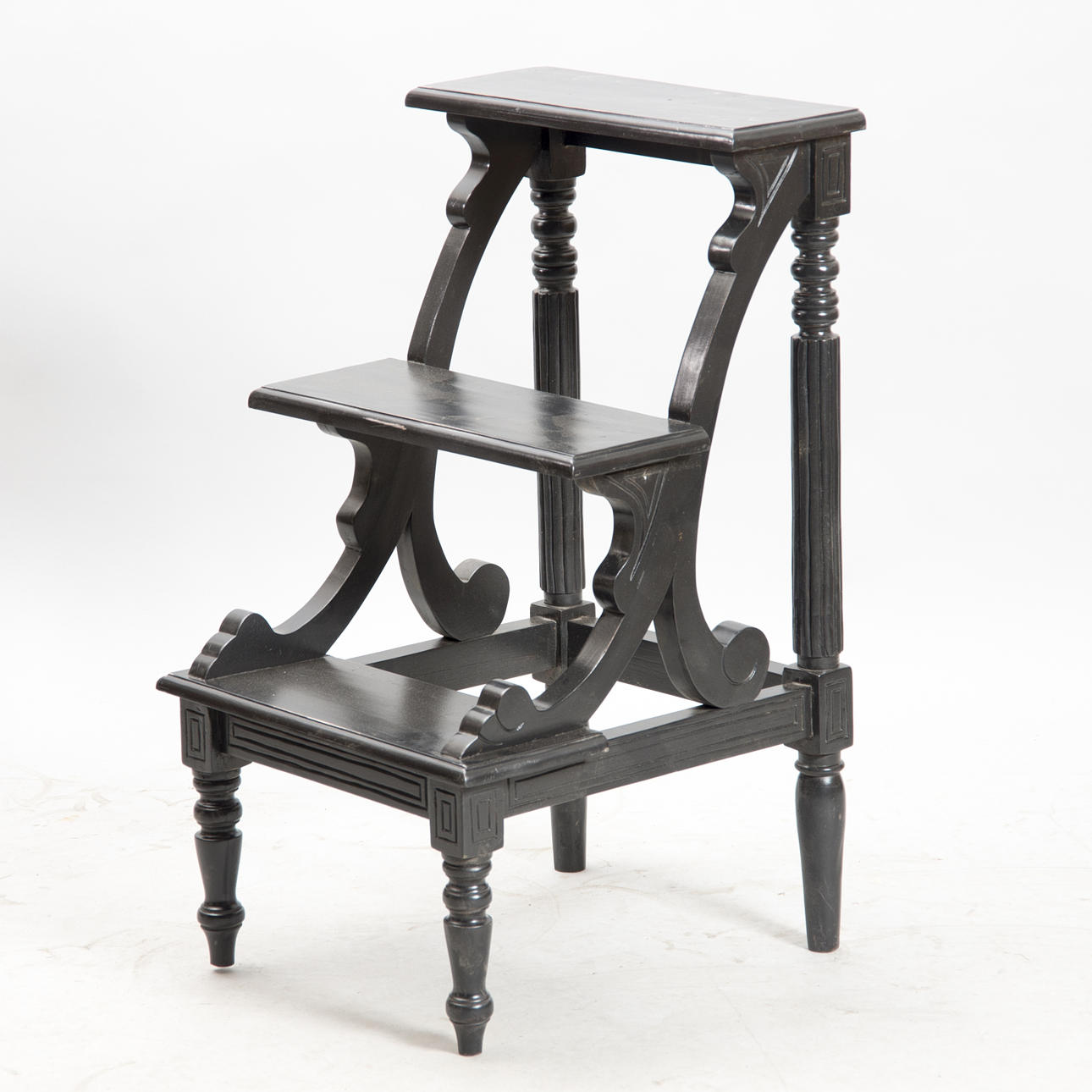 BIBLIOTEKSSTEGE, viktoriansk stil, svartmålad, samtida.