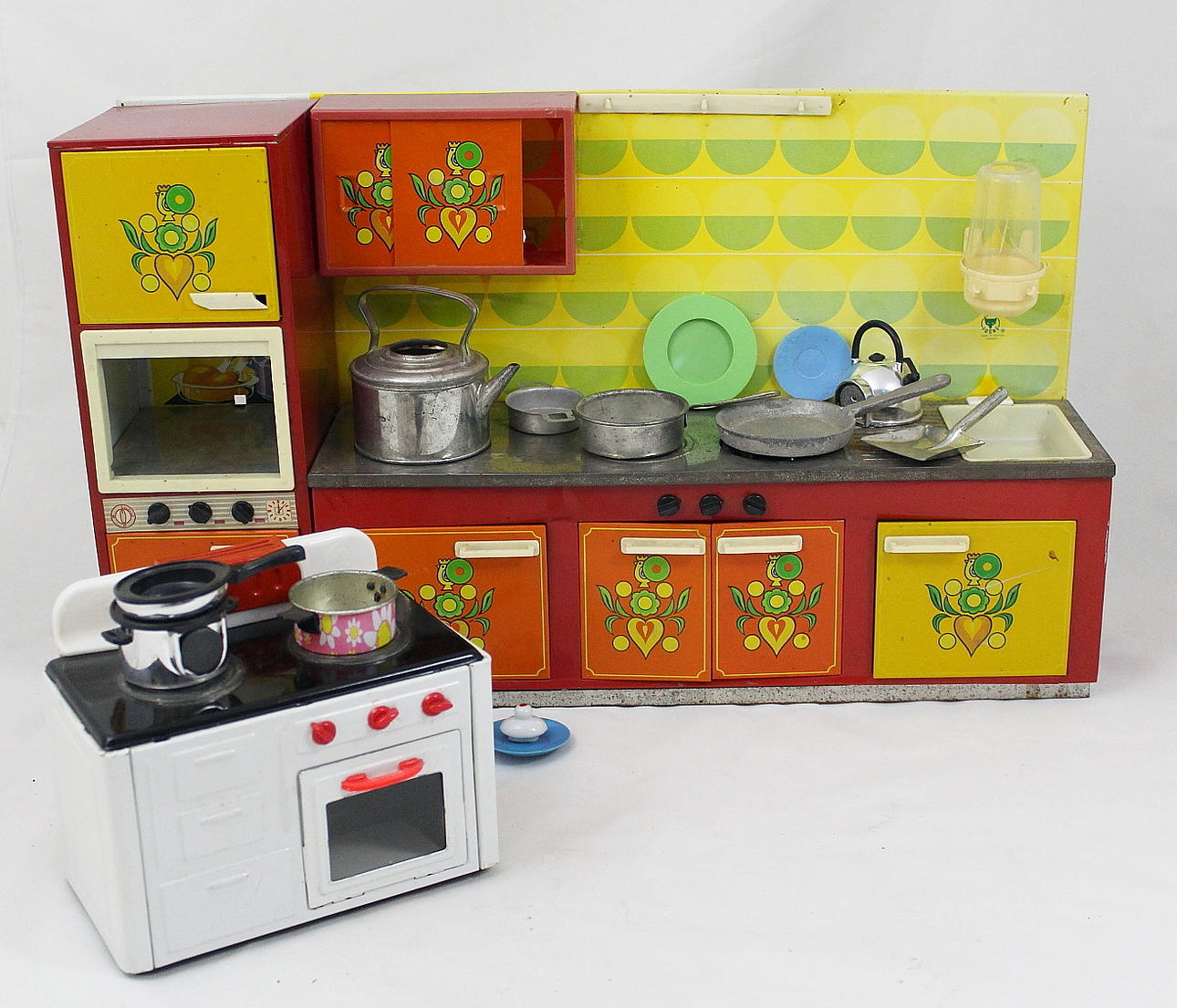 PLÅTLEKSAKER, kök med tillbehör.