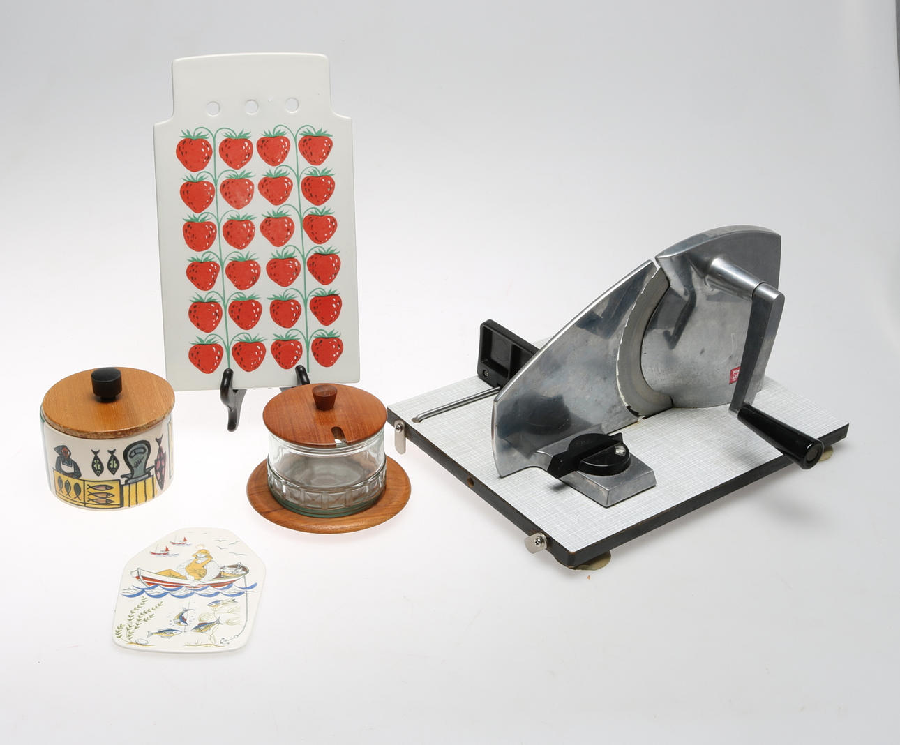 SKÄRBRÄDOR, SKÄRMASKIN samt BURKAR, 5 delar, porslin samt glas, 1900-talets mitt.