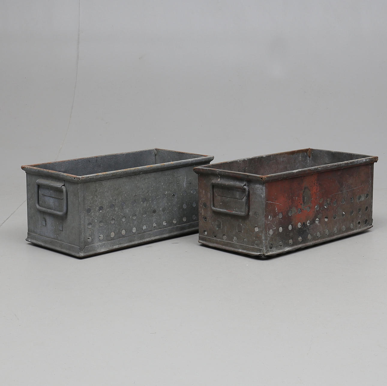 BLOMSTERLÅDOR, 2 st, zinkplåt, 2000-tal.