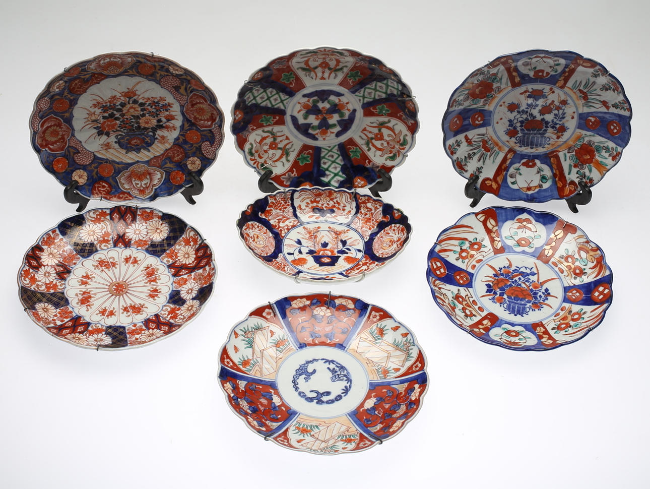 SKÅL OCH FAT, 6 st snarlika, porslin, Imari, Japan, 1800-tal.