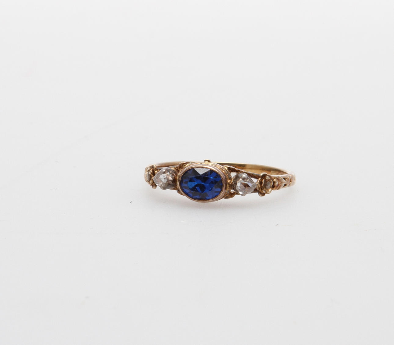 RING, 18k guld med 2 diamanter och 1 safir, ca 2,8 gram.