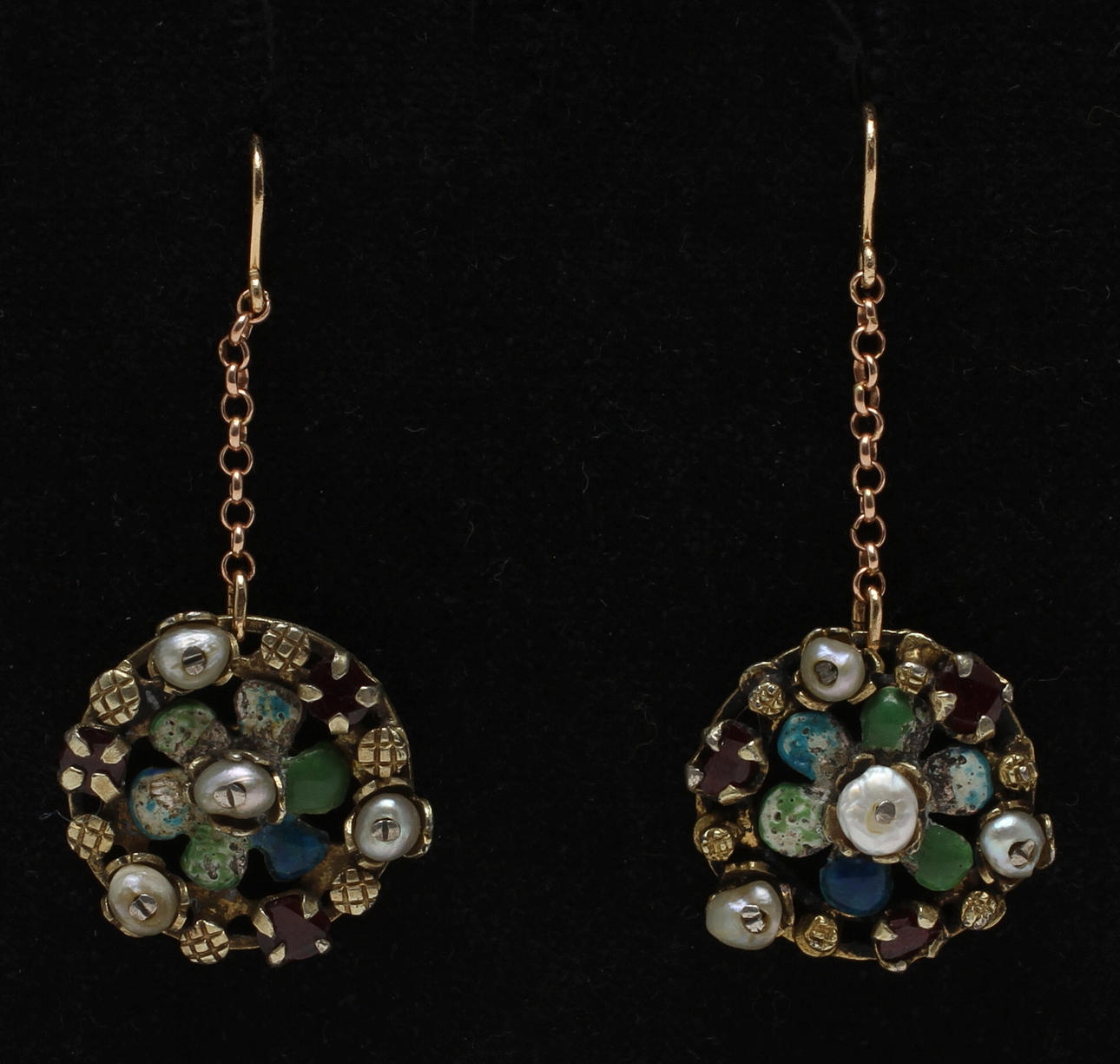 KNAPPAR (troligen) 1 par, omgjorda till örhängen, enligt upg Kaukasus 1600-tal.