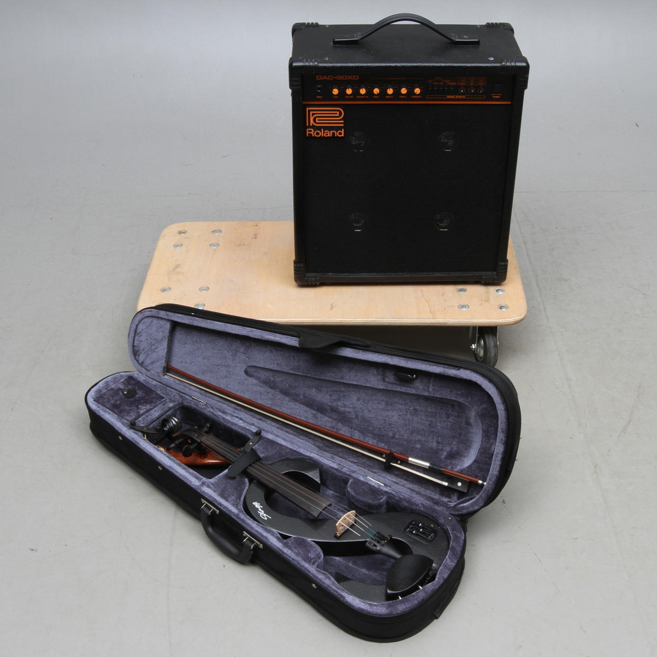 ELFIOL Stagg samt FÖRSTÄRKARE Roland DAC-50XD.