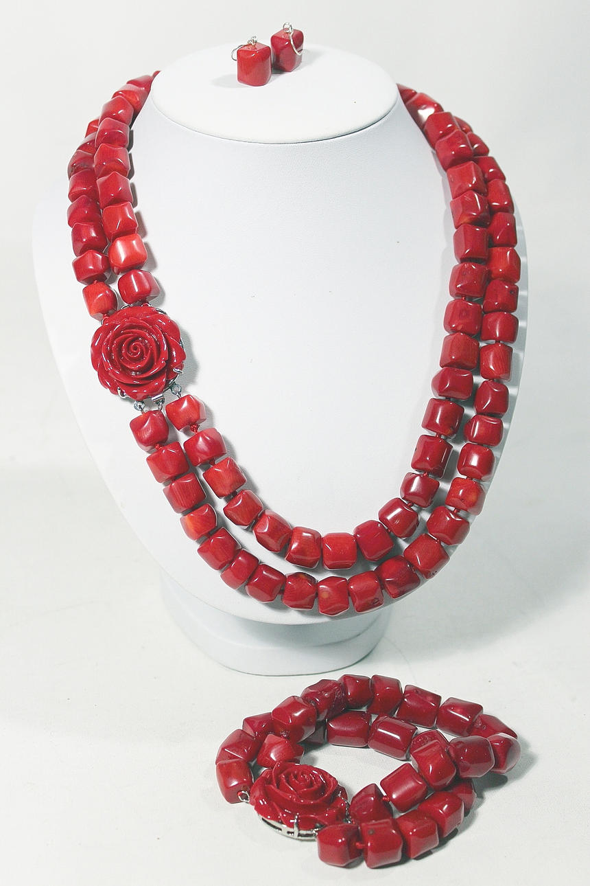 SMYCKESET, röd korall rektangulär form.