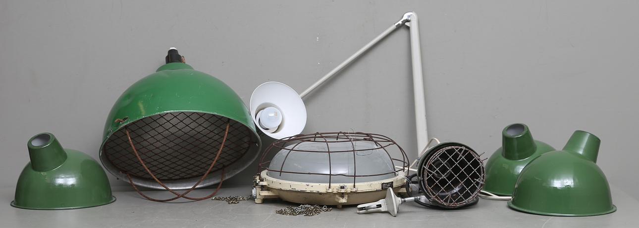 INDUSTRIARMATURER och SKÄRMAR, 7 delar, metall, 1900-tal.