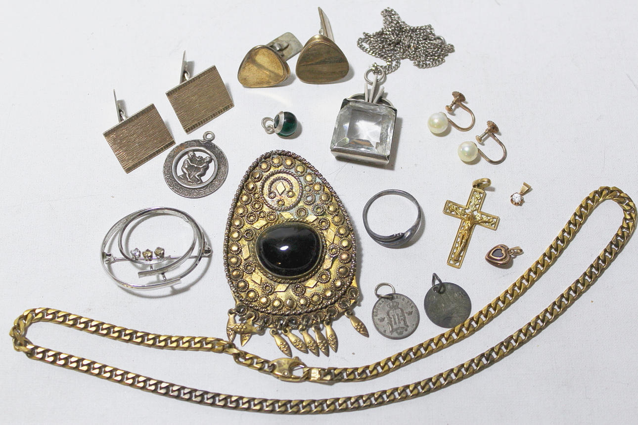 SMYCKE, blandade guld och silver.