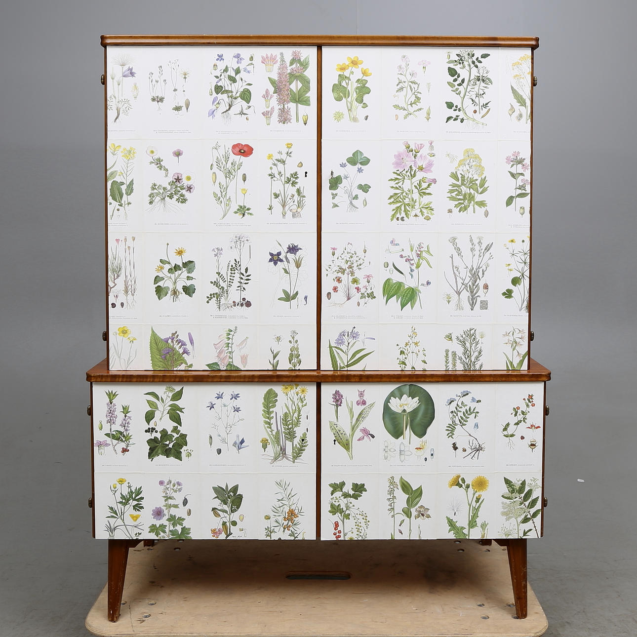 SKÅP, dekorerat med Nordens Flora, omkring 1900-talet mitt.