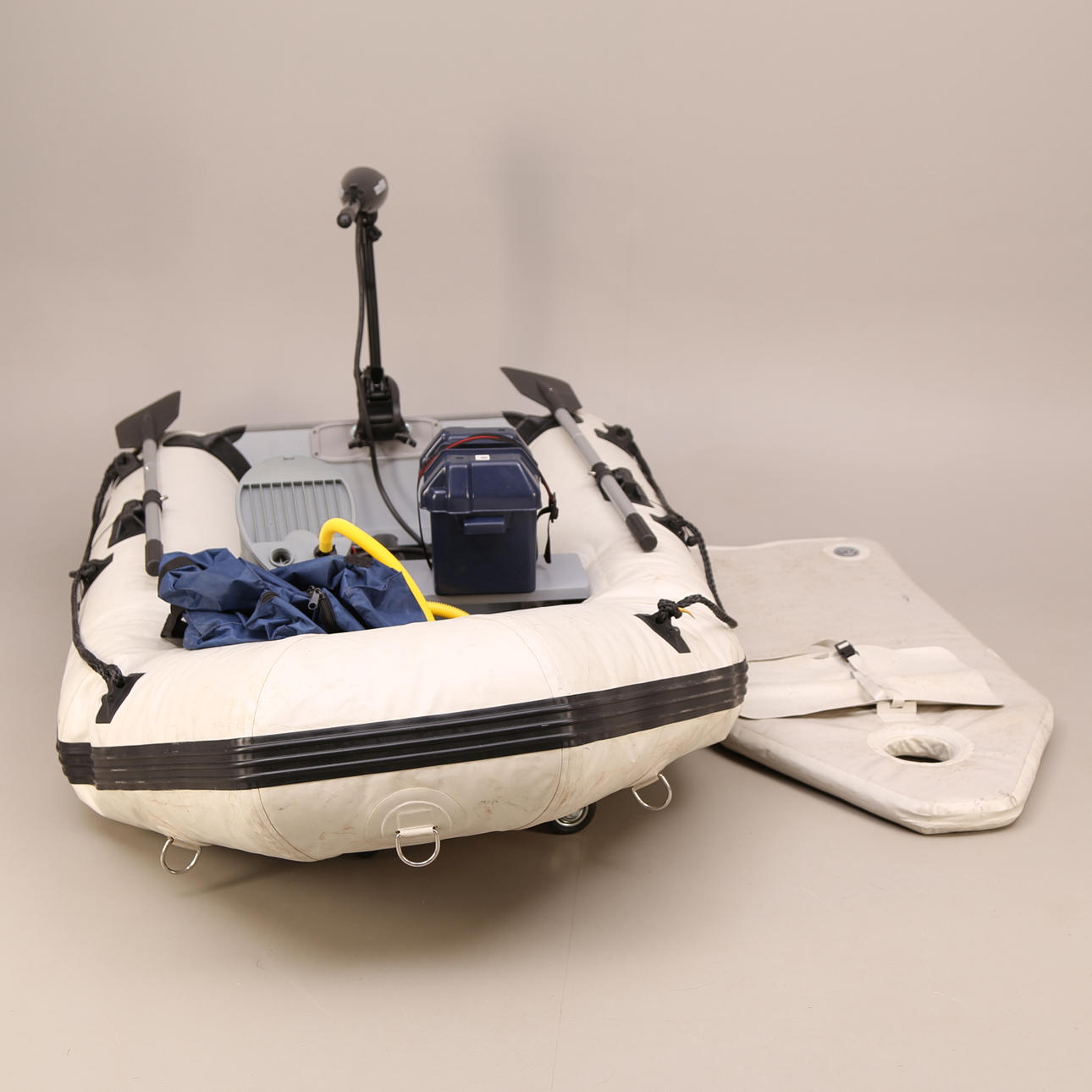 GUMMIBÅT, Biltema + elektrisk båtmotor, JULA.