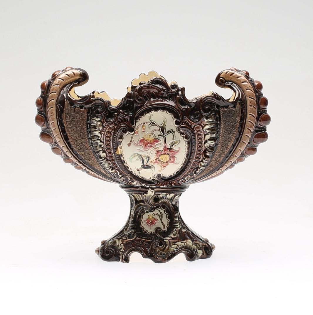 SKÅL PÅ FOT, majolika, omkring år 1900.