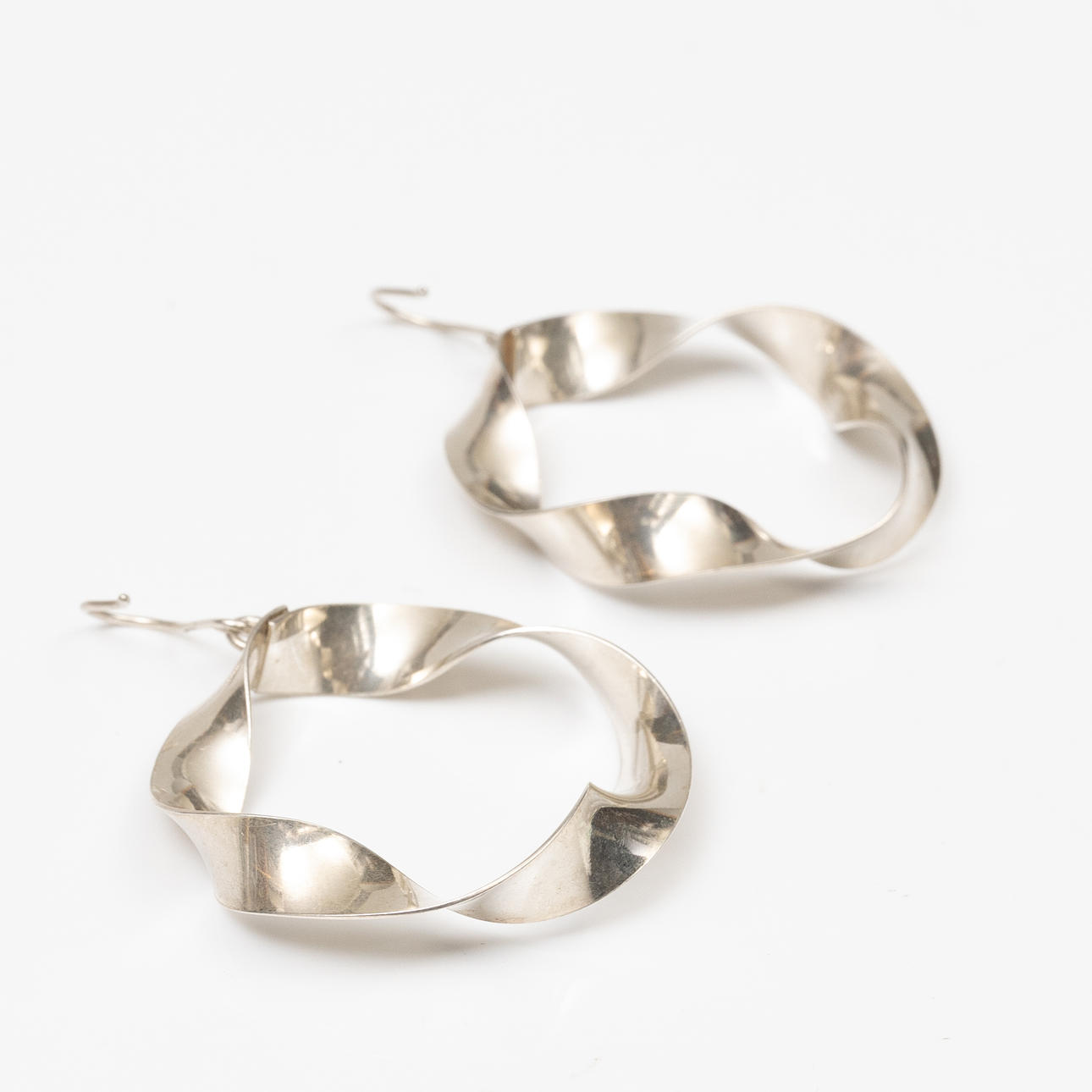 EARRING, a pair, silver.
