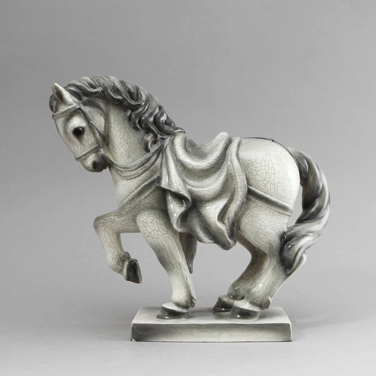 SKULPTUR i form av stående häst, keramik, Keramos.