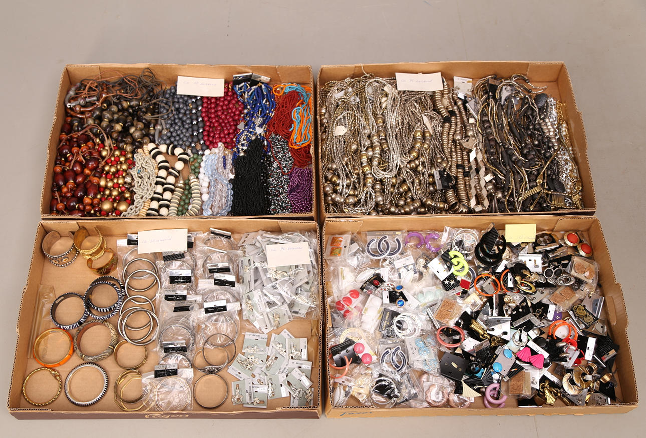 KOSTYMJUVELER, ett parti, sent 1900-tal.