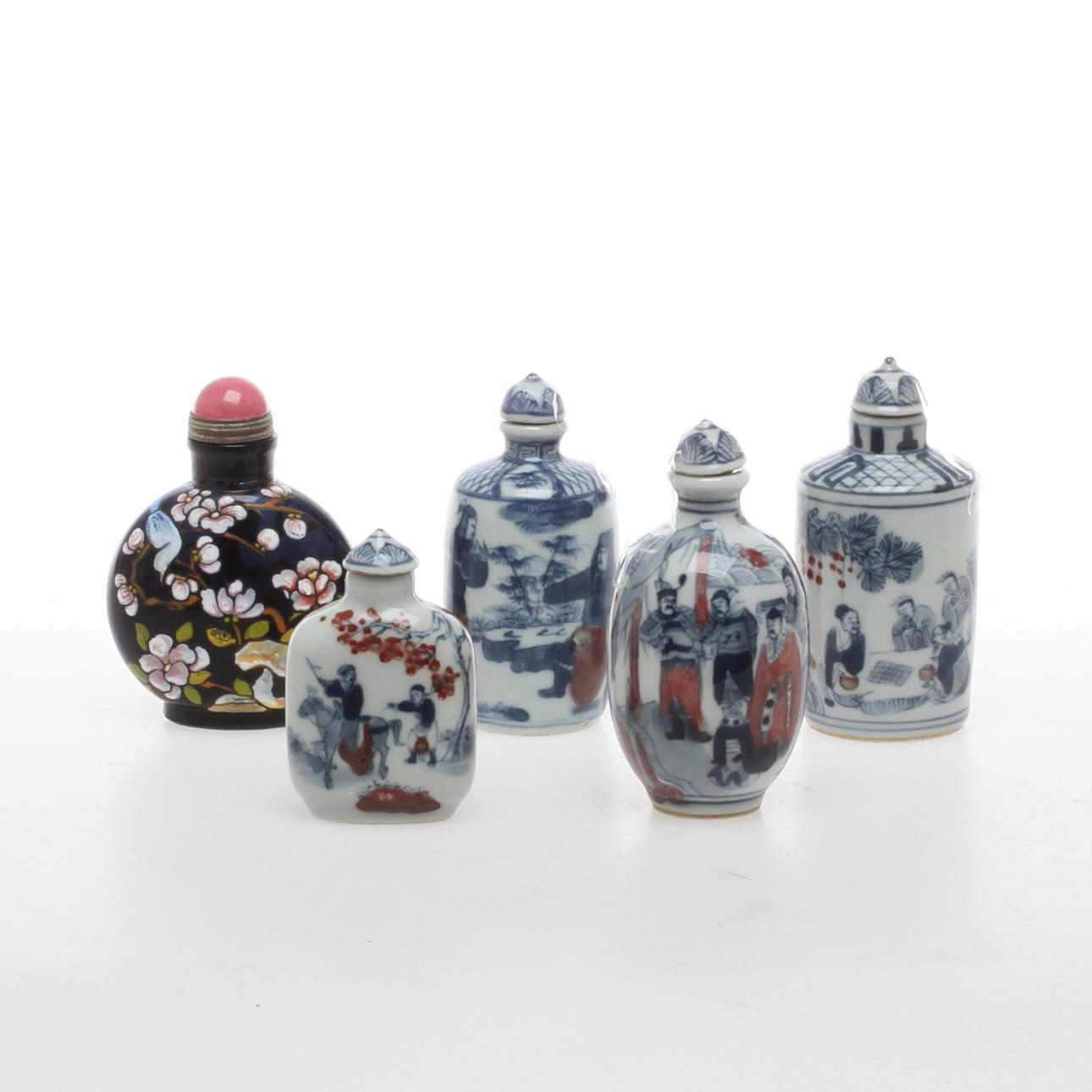 SNUSDOSOR, 5 st, porslin samt en del av glas, orientaliska.