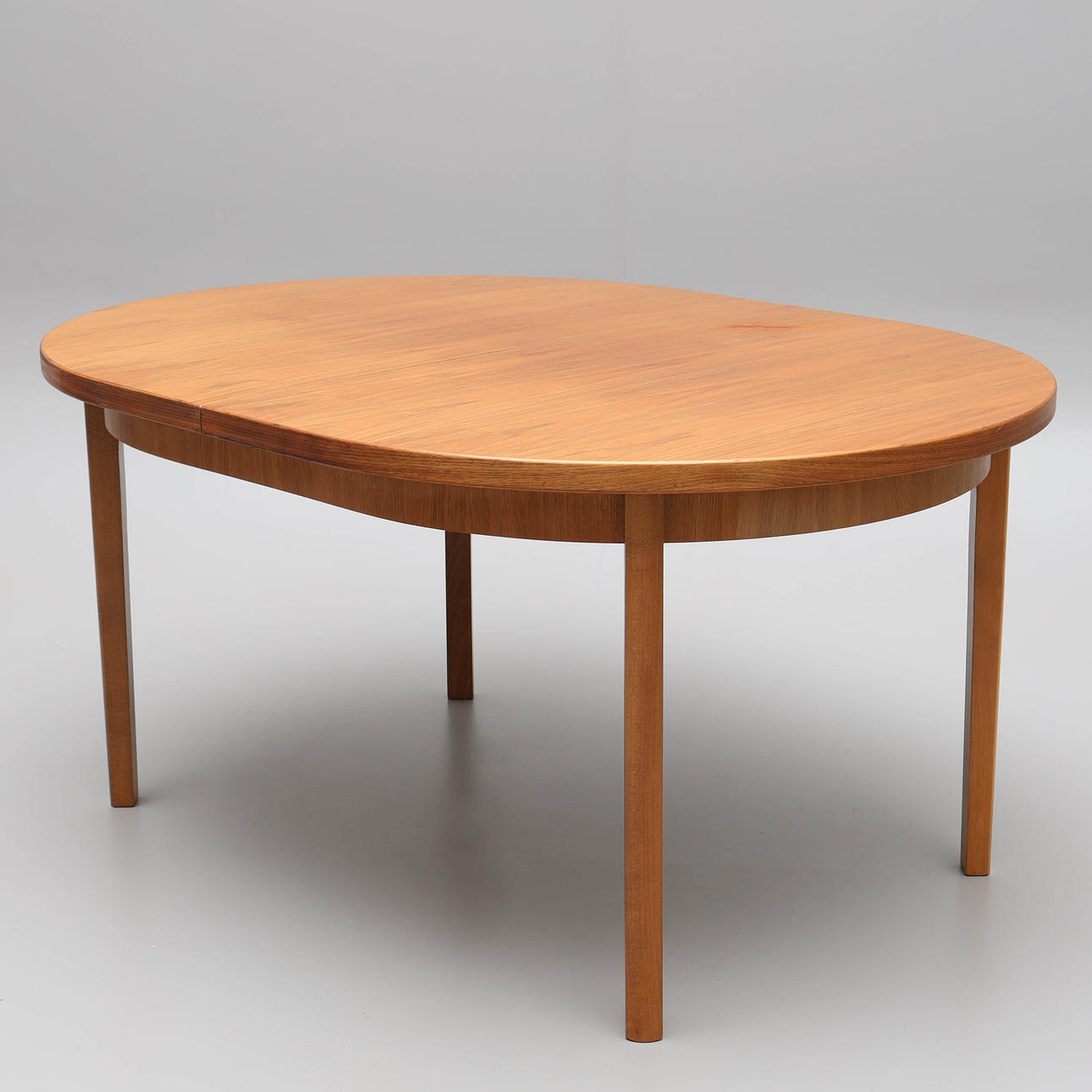 An oval dining table, walnut, integrated, 20th century.