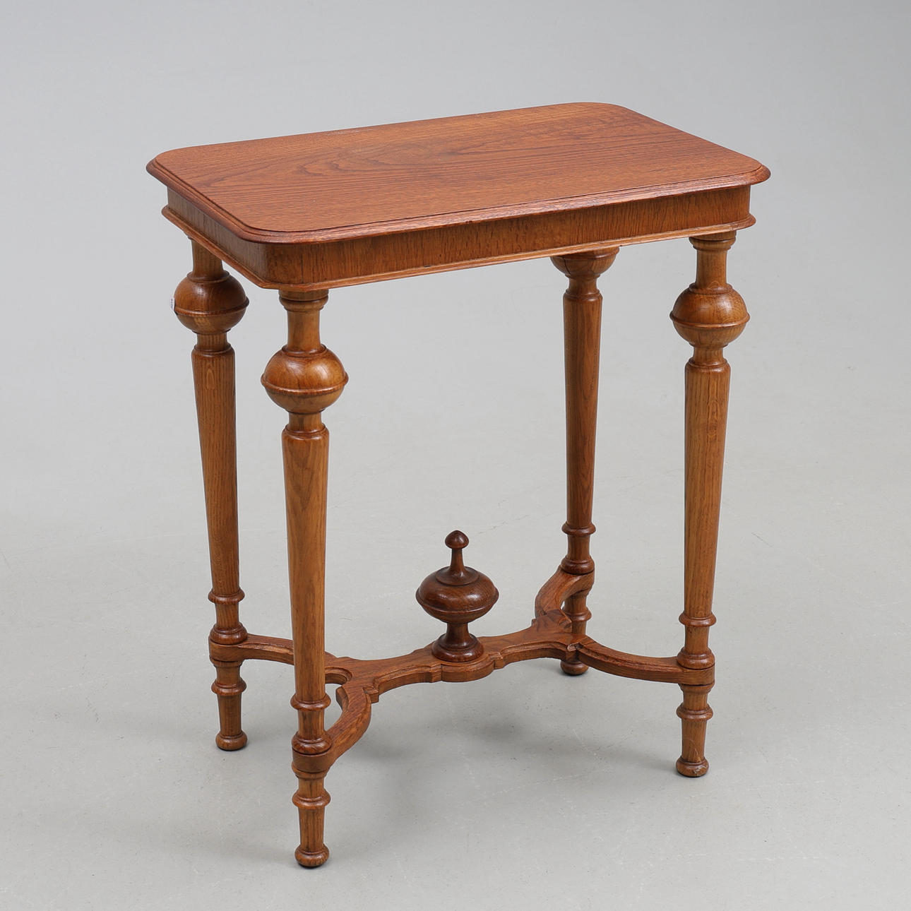 SIDE TABLE. Neo-Renaissance.