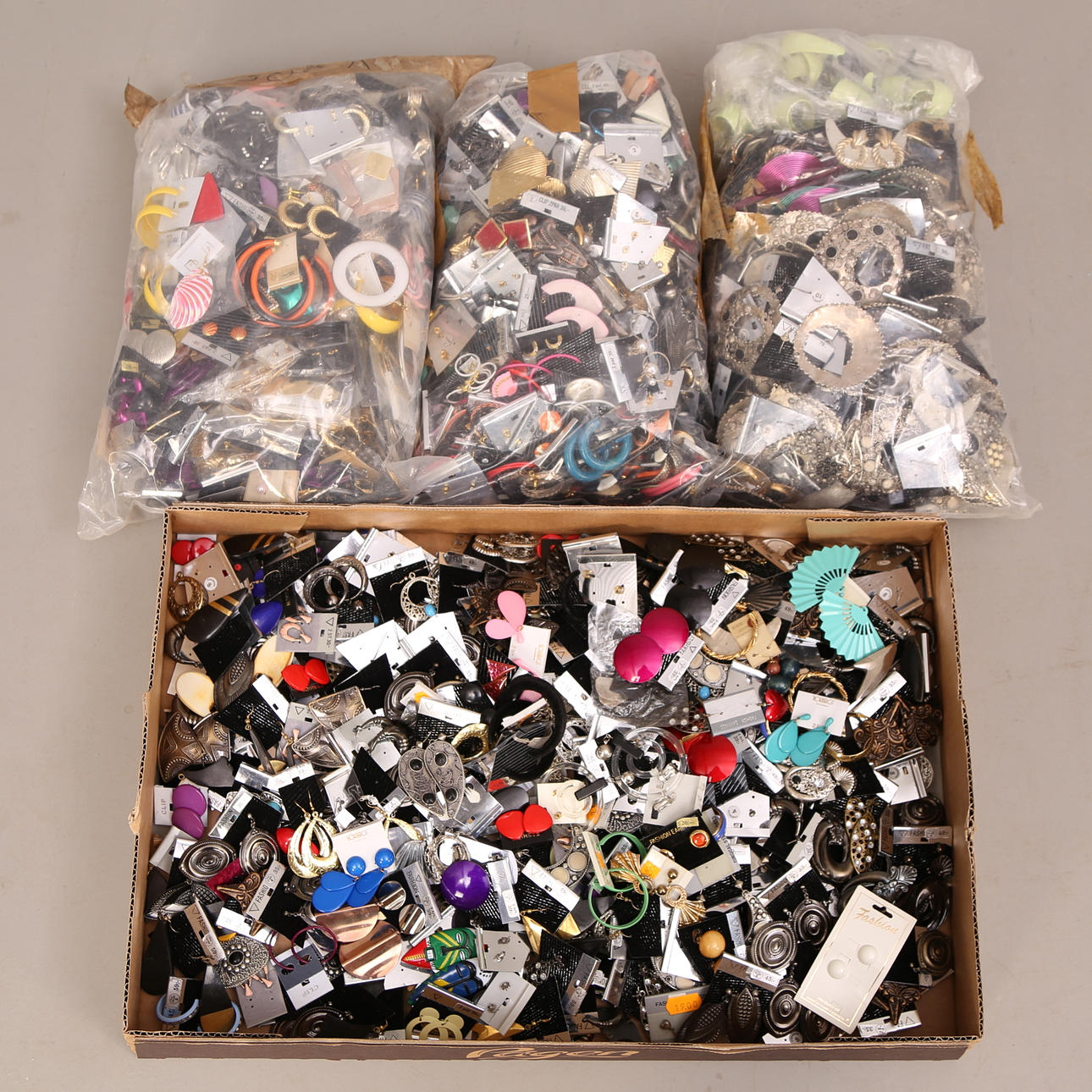 KOSTYMJUVELER - ÖRHÄNGEN, ca 1000 par, sent 1900-tal.