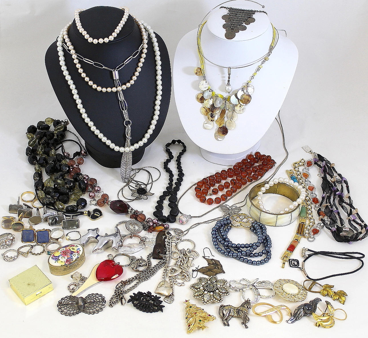 BIJOTERIER, blandade smycken.