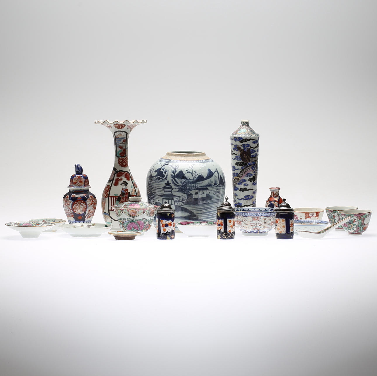 PORSLINSFÖREMÅL, 20 delar, Kina och Japan, 1900-tal.