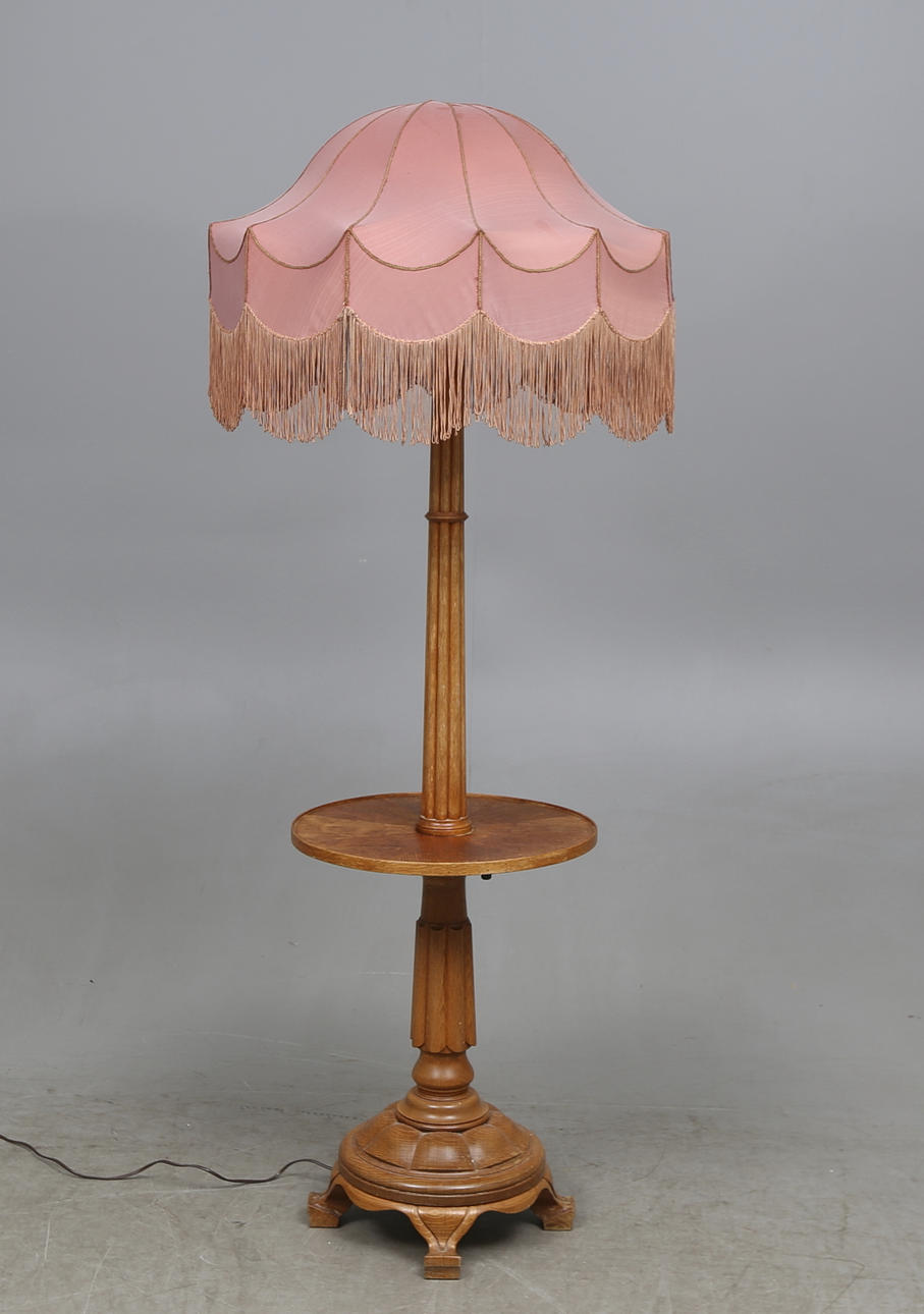 GOLVLAMPA med BORD, 1900-talets första hälft.