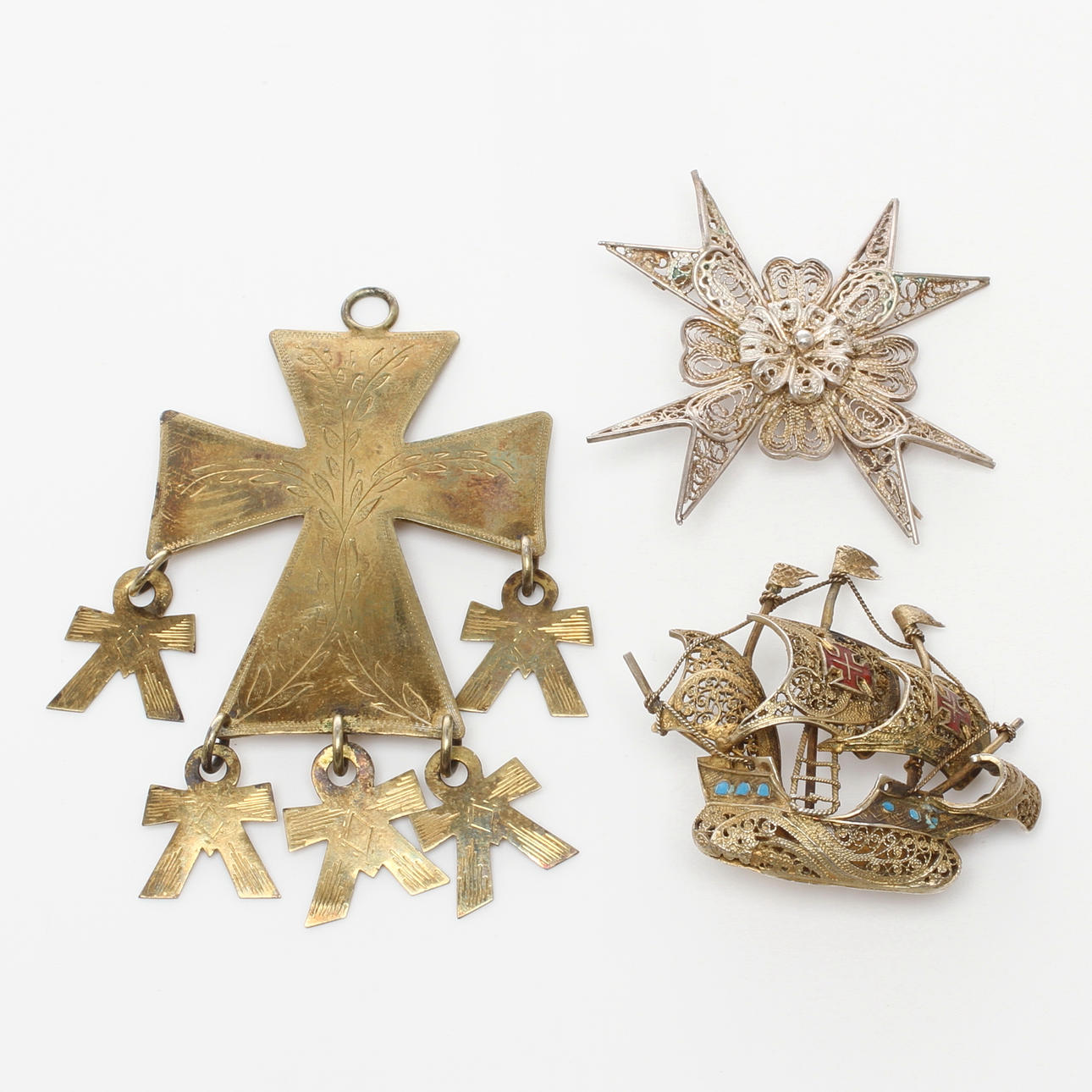 BROSCHER, 2 st, filigranteknik samt HÄNGE förgyllt silver, 1900-tal.