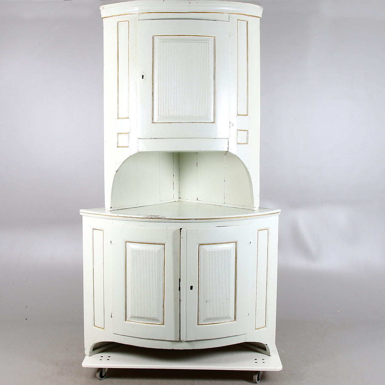 HÖRNSKÅP, allmoge, 1800-tal.