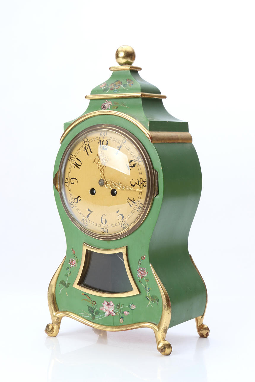 PÉNDULO DE MESA. Madera pintada. Estilo rococó, mediados del siglo XX.