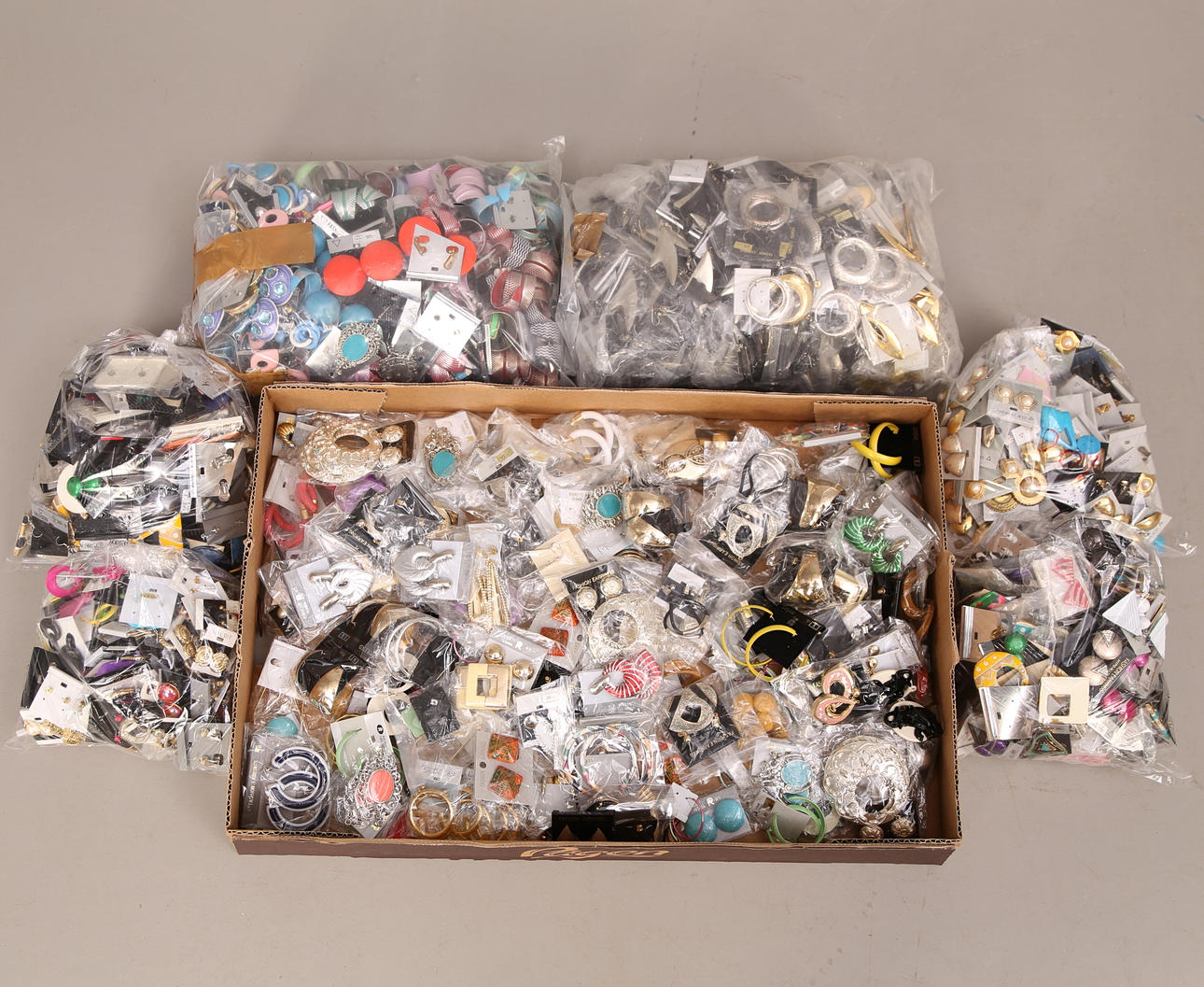 KOSTYMJUVELER - ÖRHÄNGEN, ca 900 par, sent 1900-tal.