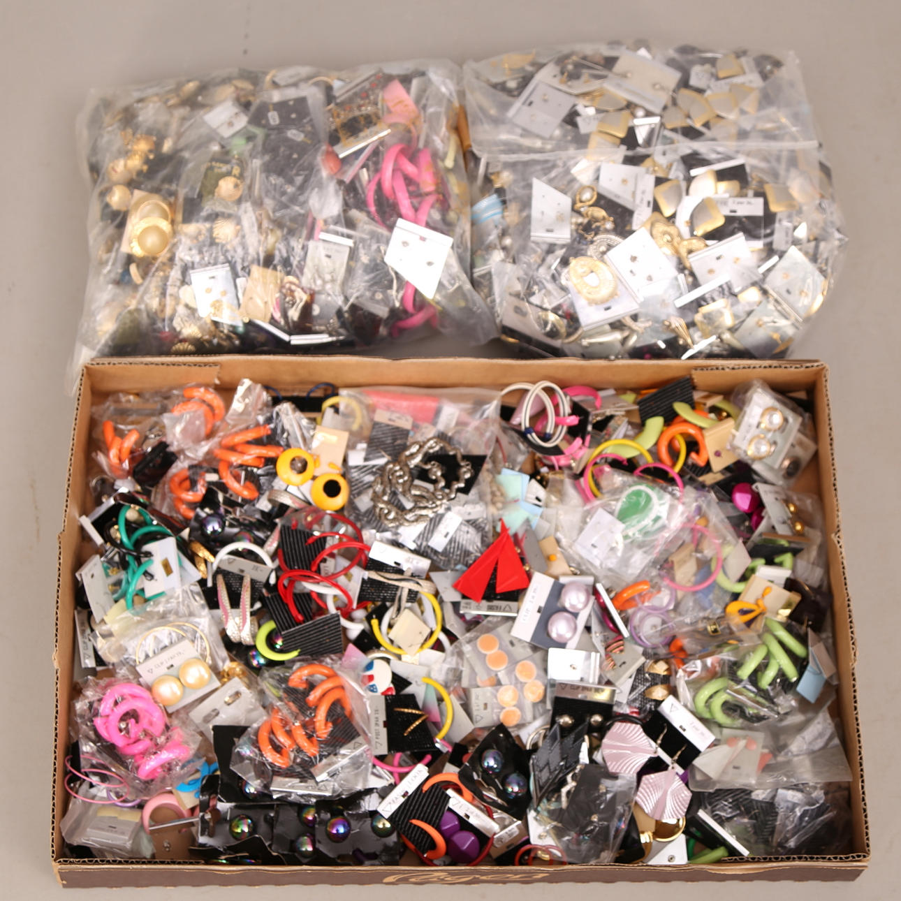 KOSTYMJUVELER - ÖRHÄNGEN, ca 1200 par, sent 1900-tal.