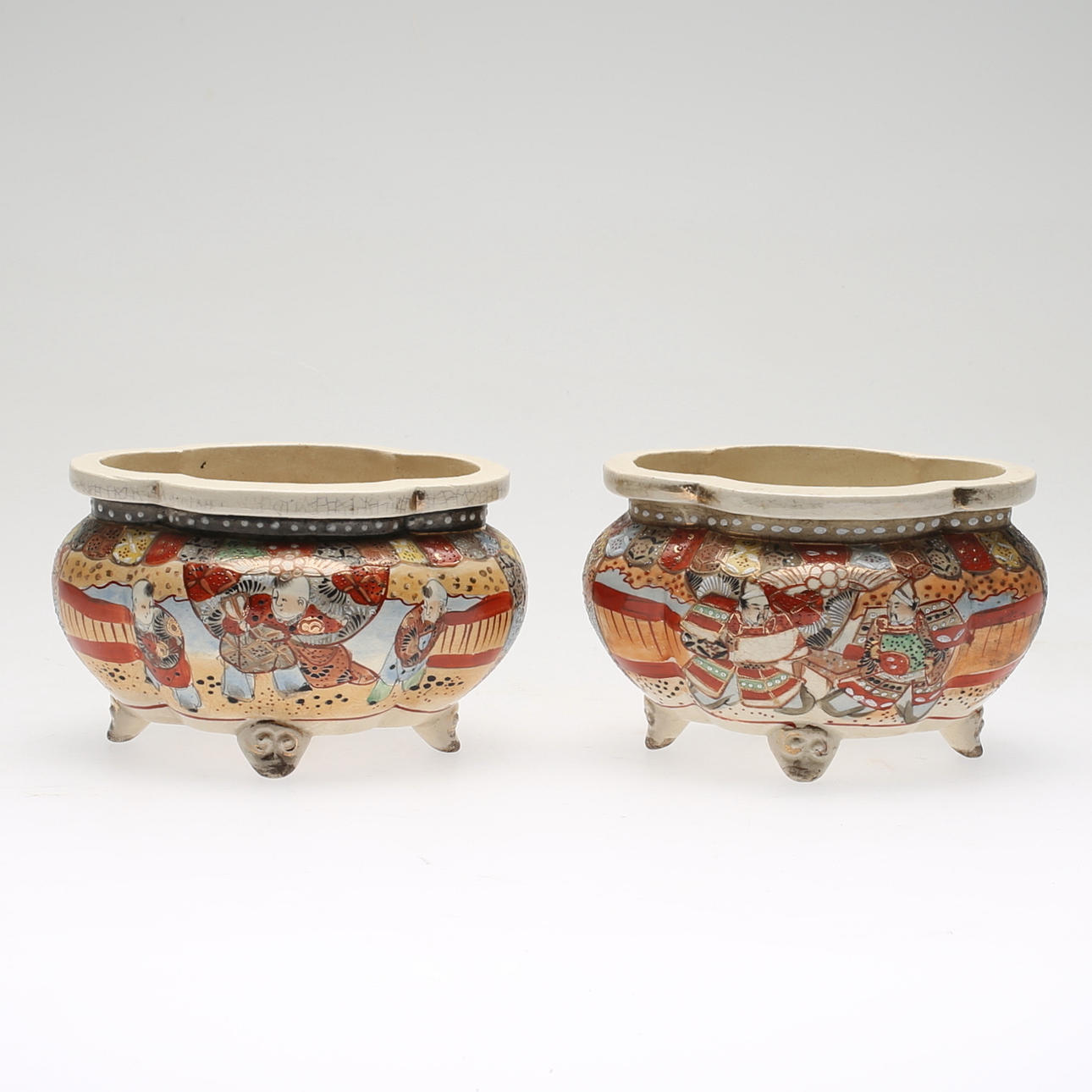 SKÅLAR, 2 st, lergods, Satsumadekor, Japan, 1900-tal.