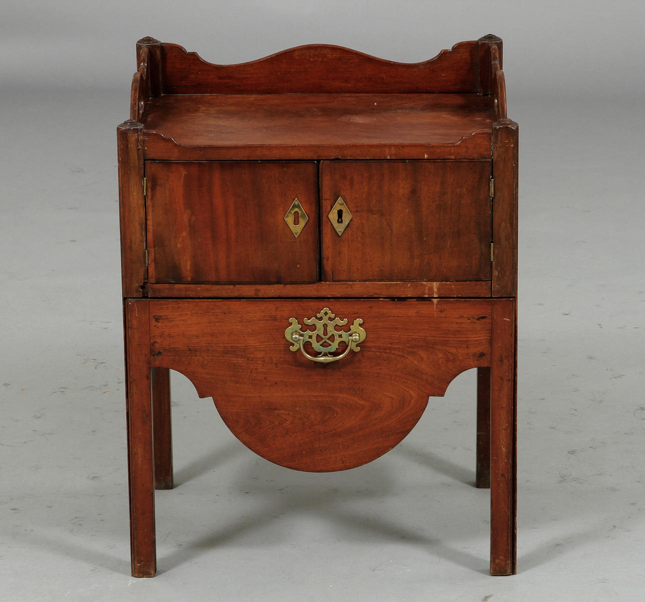 POTTSKÅP, England 1700-tal.