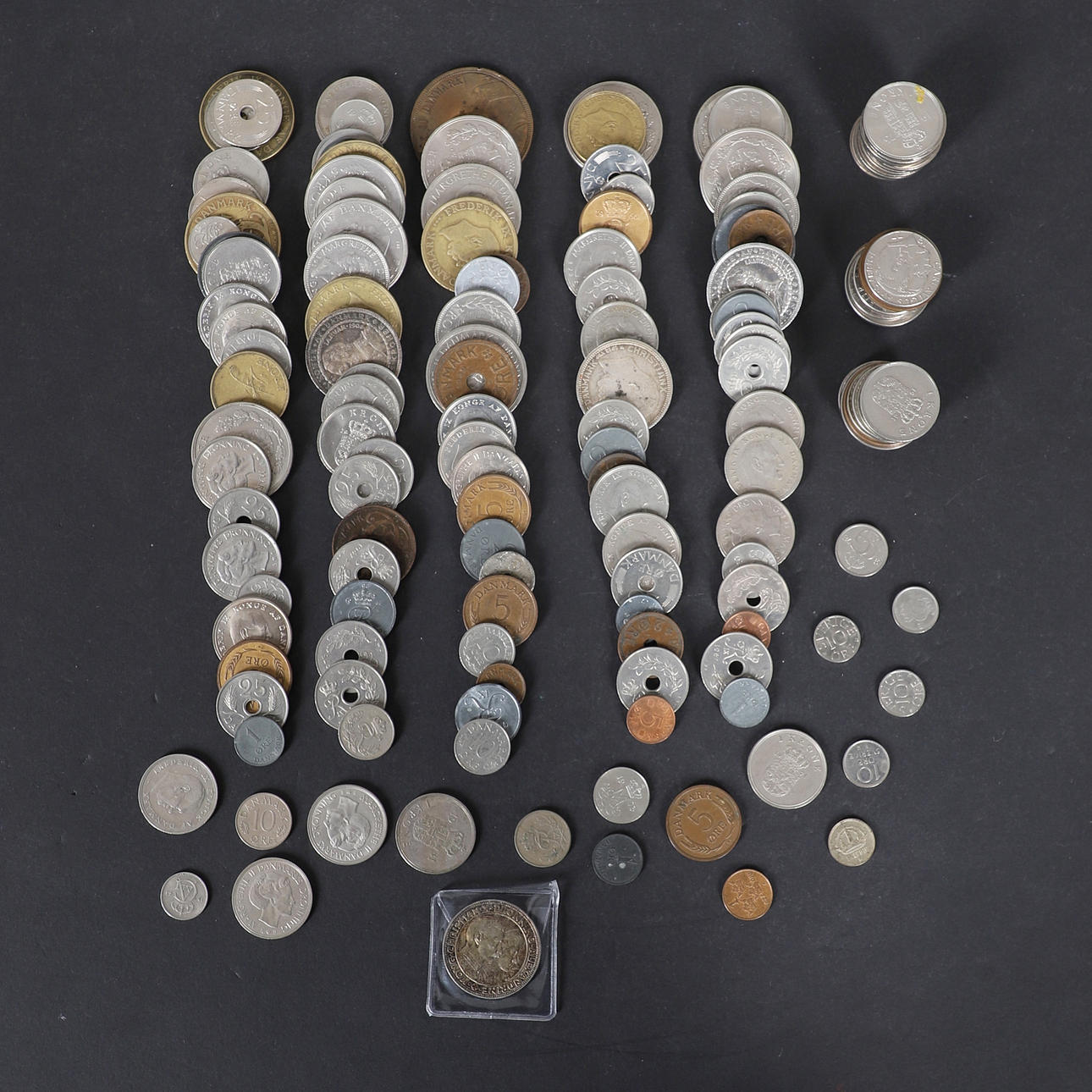 A MIXED COLLECTION OF DANISH AND SWEDISH COINS TO INCLUDE A 1923 2 ...