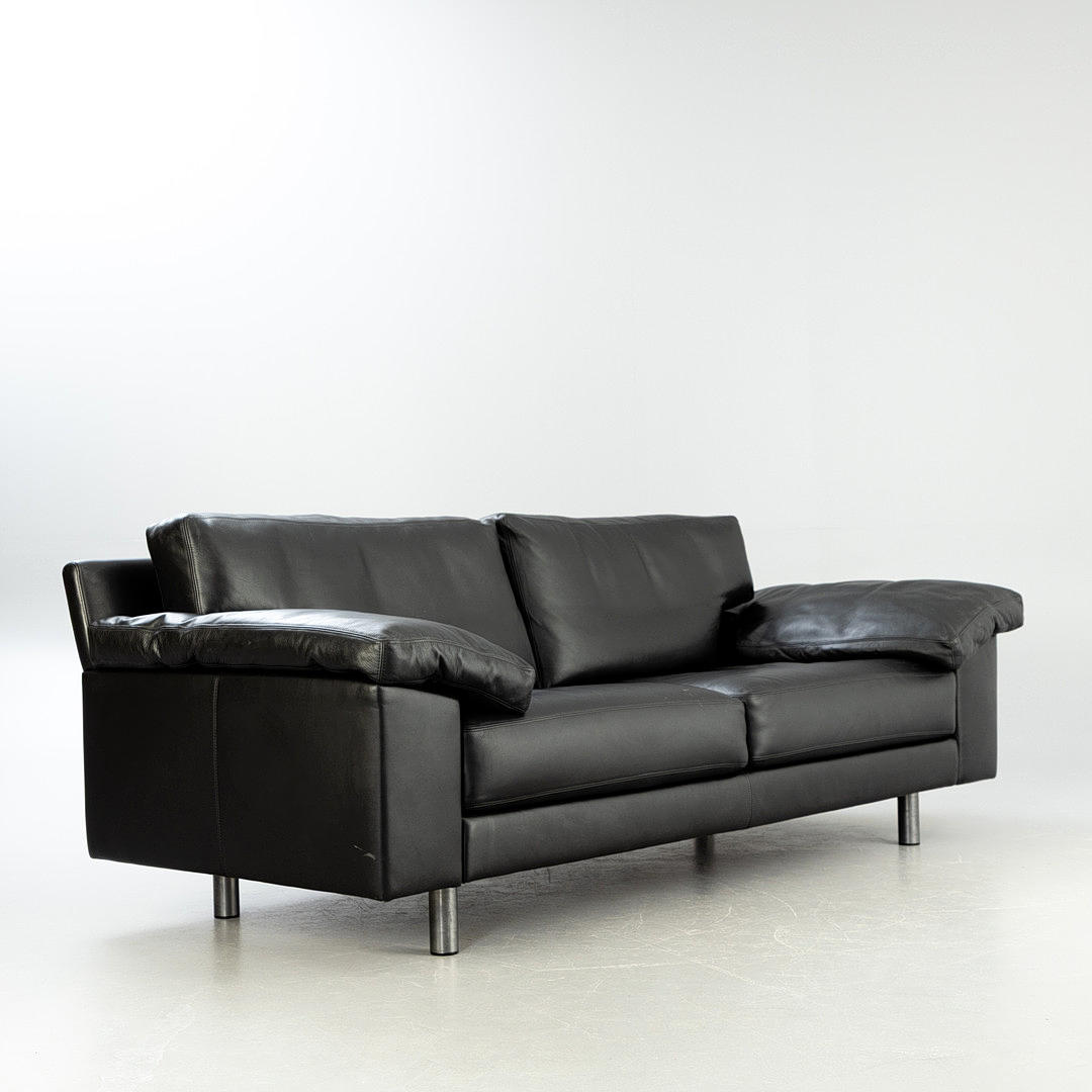 Svart skinnsoffa, modern.