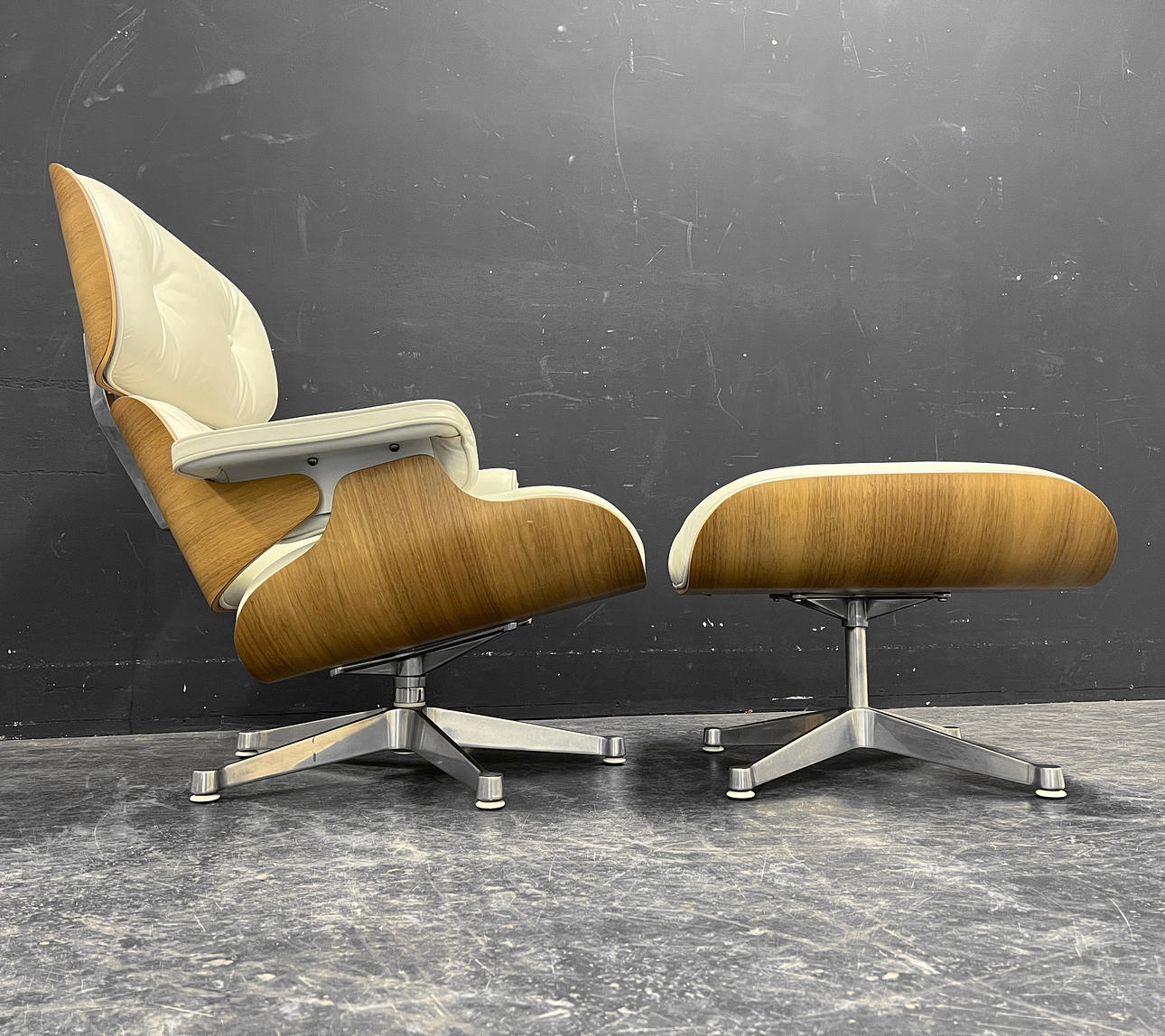 CHARLES & RAY EAMES. VITRA FÅTÖLJ MED OTTOMAN.