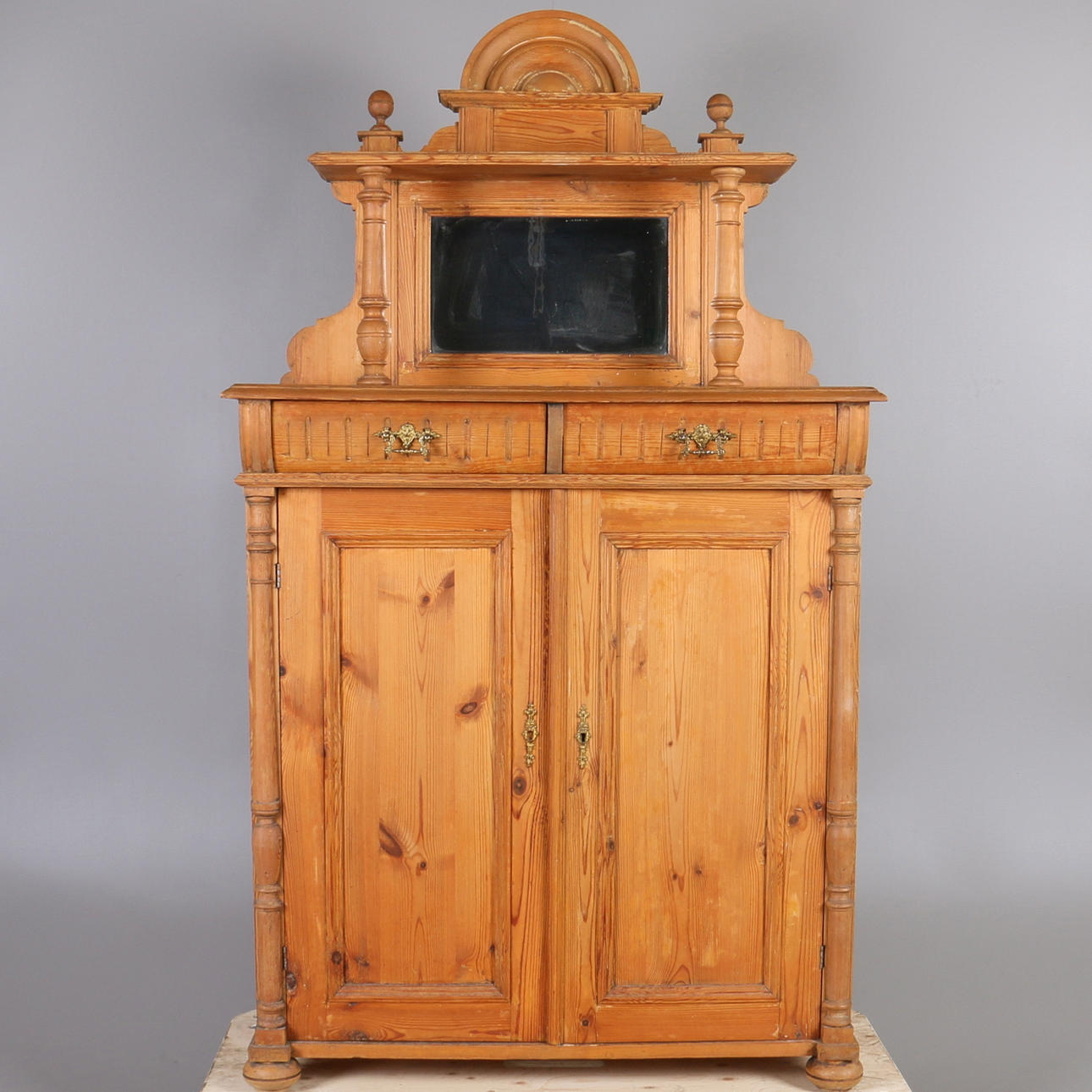 SPEGELSKÄNK, furu, nyrenässans, 1800-talets andra hälft.