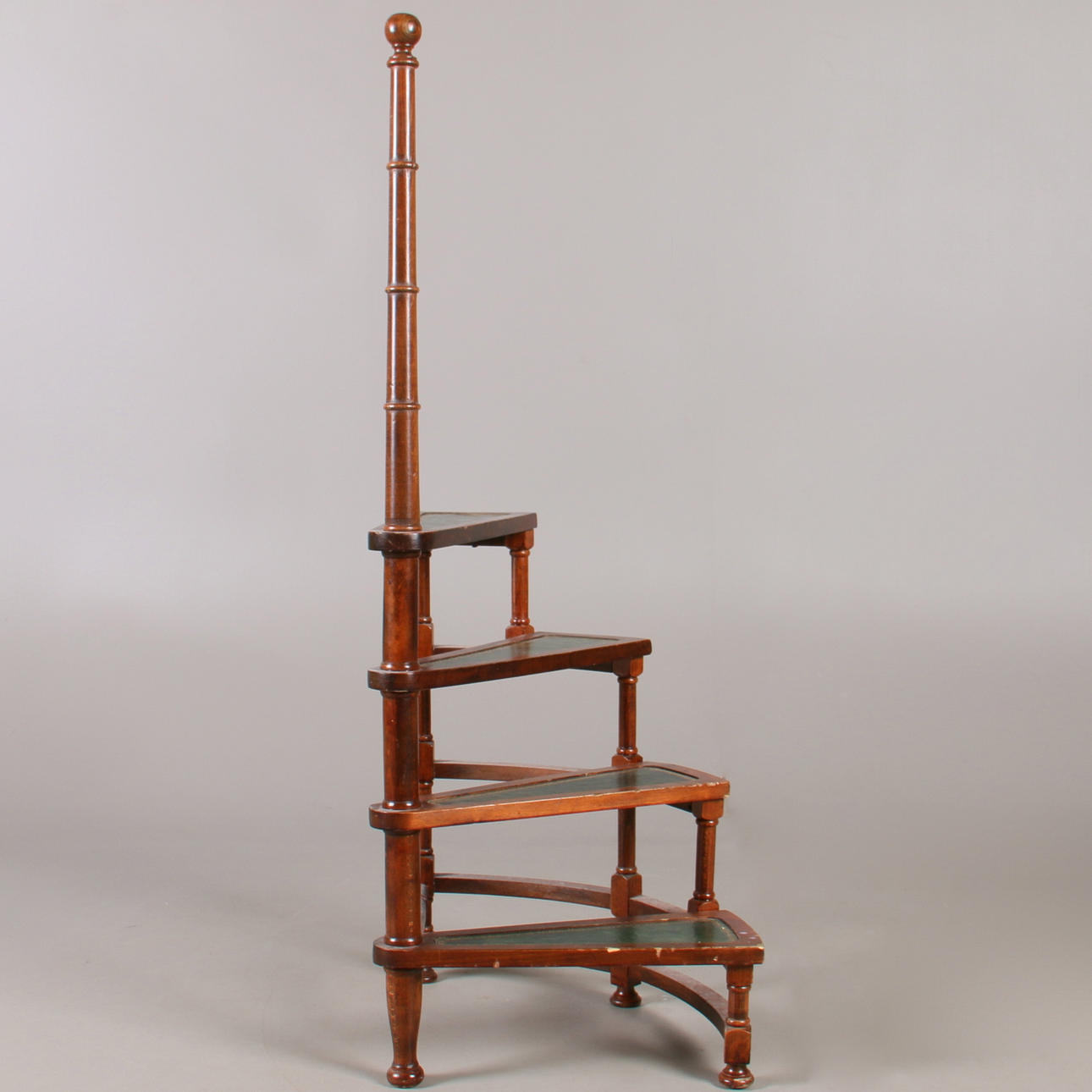 BIBLIOTEKSSTEGE, engelsk stil, 1900-tal.