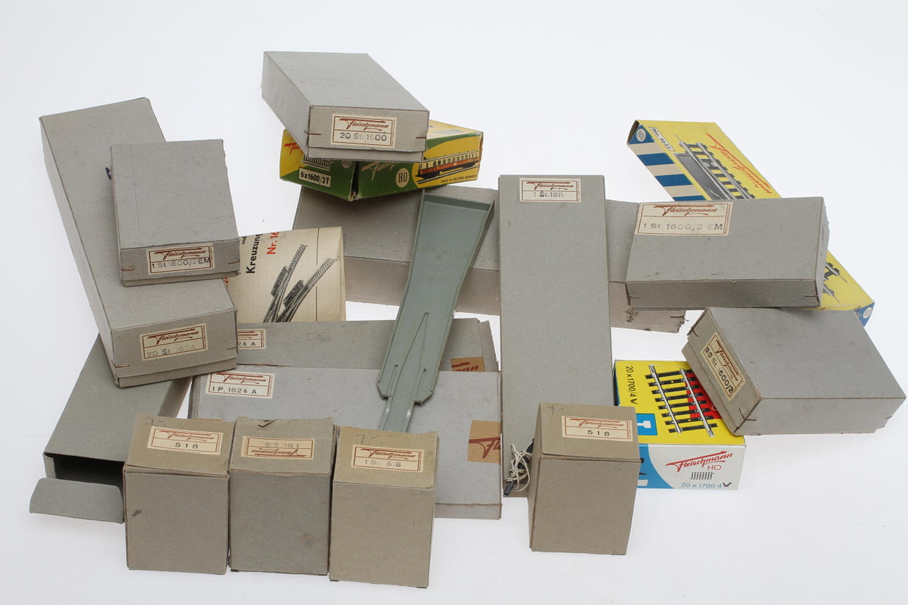 MODELLTÅG FLEISCHMANN räls, växlar, ställpultar med mera. 1950-tal. Delvis originalkartonger.