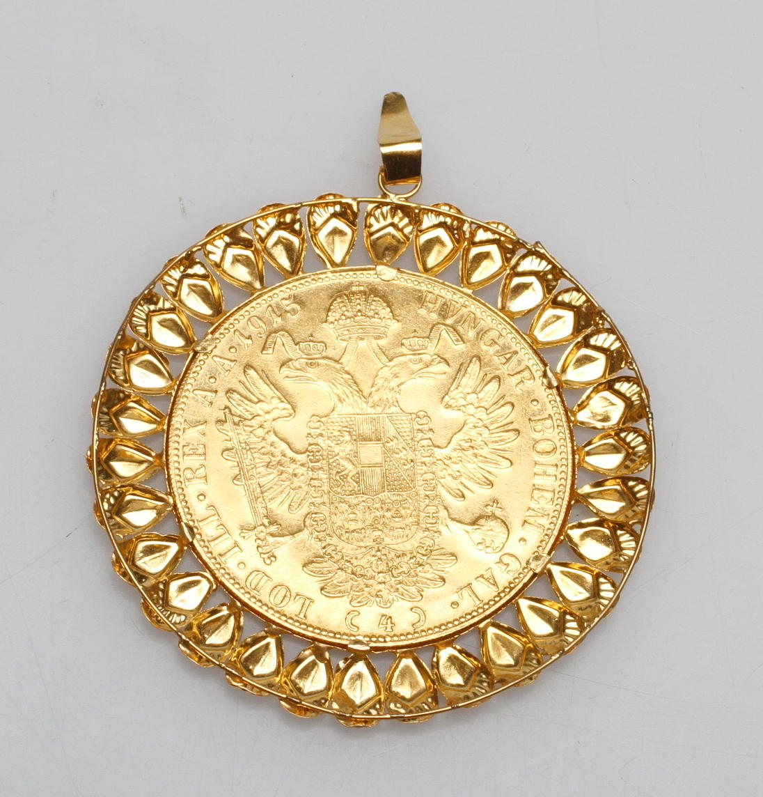 HÄNGE MED INFATTAT GULDMYNT, 14-21,6k guld, total 17 gr.