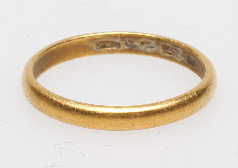 RING, 23k guld, vikt ca 6,3 gr.