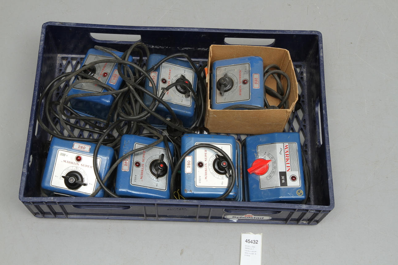 MODELLTÅG MÄRKLIN 7 transformatorer äldre modell, ej jordade.