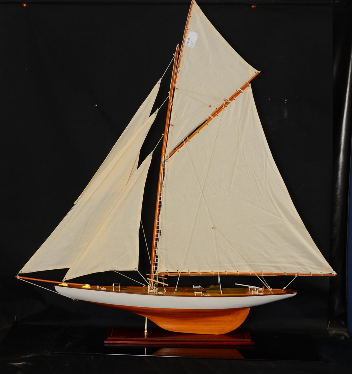 MODELLBÅT, bemålat trä, 19/2000-tal.