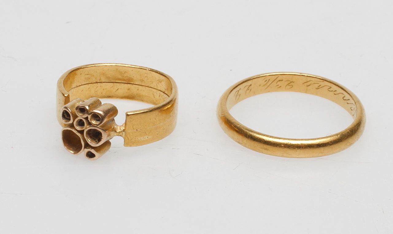 RINGAR, 2 st, 23k guld, vikt ca 13,2 gr.