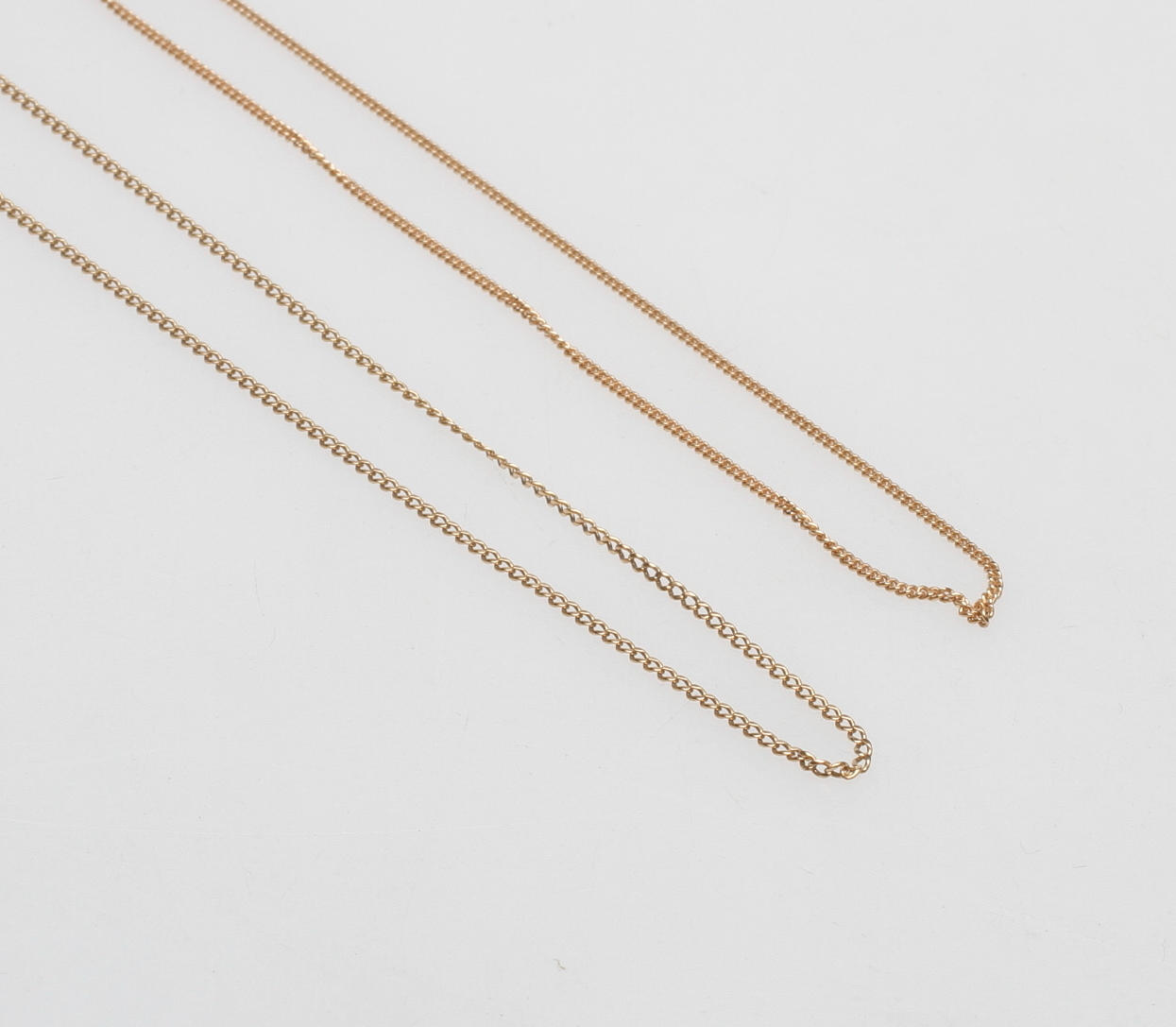 HALSKEDJOR, 2 st, 18k guld, vikt ca 5,5 gr.