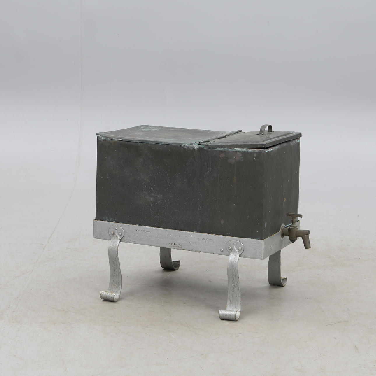 VATTENCISTERN, Koppar, senare benställning.