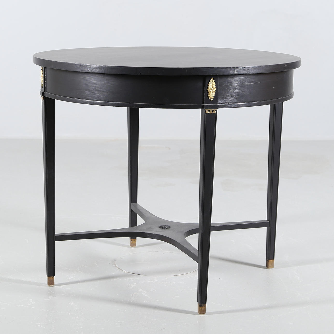 BORD, sengustaviansk stil med bronser, omkring 1900.