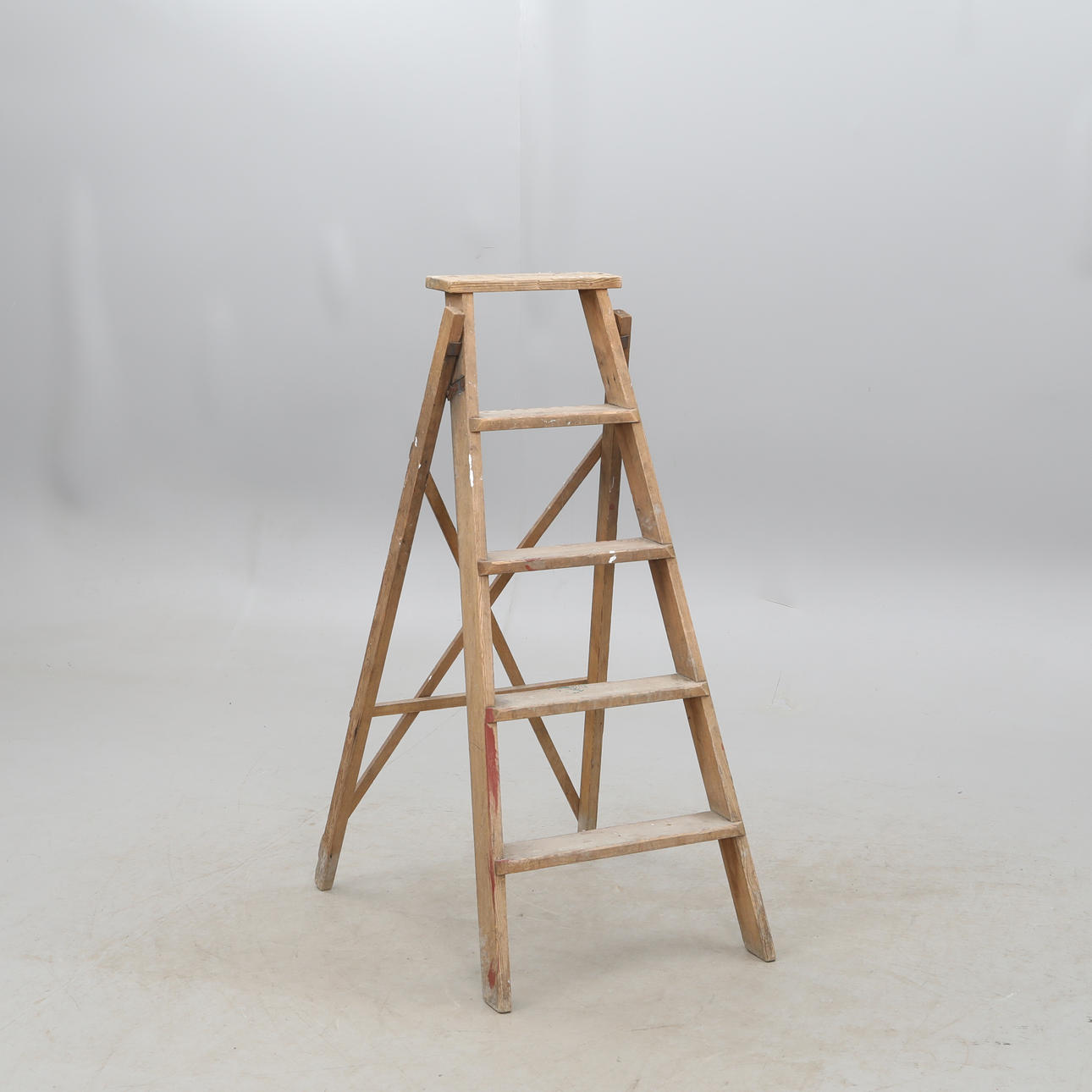 ESCALERA DE MADERA, PLEGABLE, 4 PELDAÑOS.