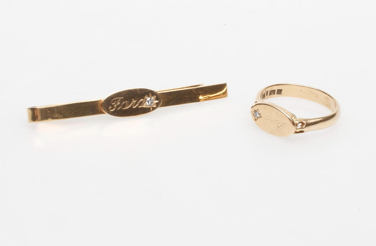 KLACKRING SAMT SLIPSNÅL, 18k guld, vikt ca 8,9 gr.