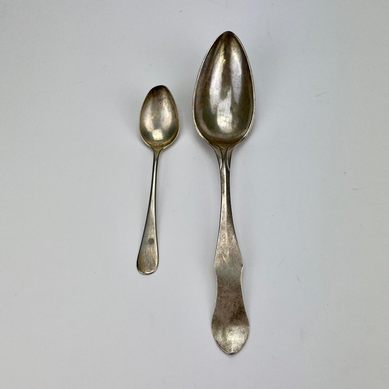 Ein Set mit 2 Löffeln, Deutschland und Schweden, 1800-1900 Jahrhundert, Gewicht ca. 64 Gramm. Silber & Metall - Silber